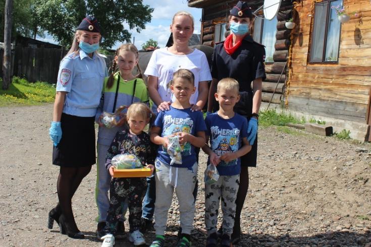 В Енисейске сотрудники ГИБДД поздравили детей сослуживцев с Днем защиты детей