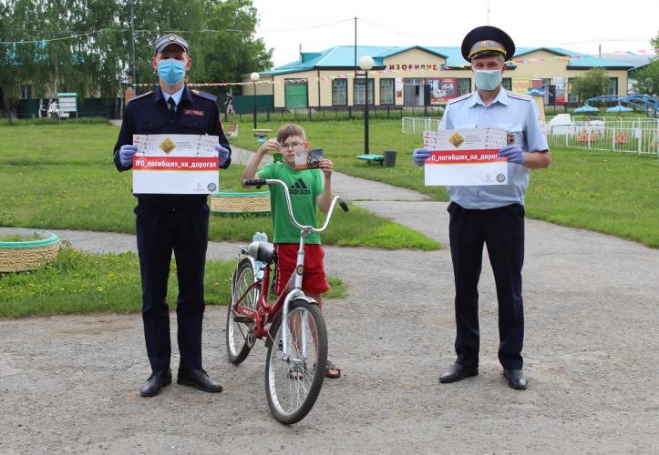 Тюменские автоинспекторы провели акцию «По переходу – пешком!» для сельских велосипедистов