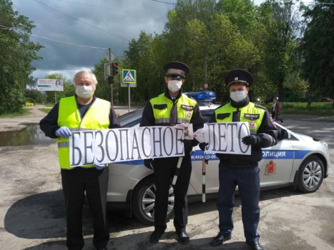 В Гусь-Хрустальном госавтоинспекторы совместно с общественниками провели акцию «Пристегни своего ребенка - в твоих руках жизнь!»