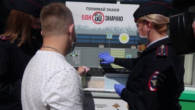 На автозаправочных станциях Екатеринбурга автомобилистам напоминают о факторах, способствующих возникновению ДТП