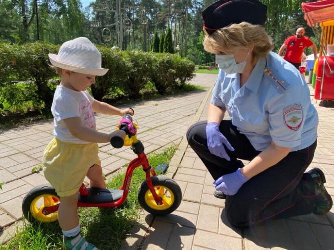 Автоинспекторы напомнили жителям Красногорска о необходимости соблюдения правил дорожного движения