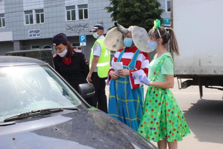 Пензенские автоинспекторы и волонтеры напомнили водителям о необходимости соблюдать Правила дорожного движения