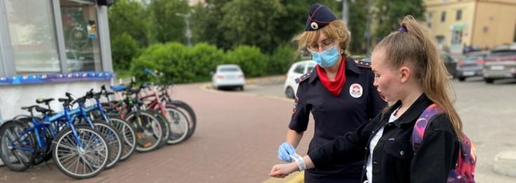 В Московской области сотрудники Госавтоинспекции проводят правовые ликбезы на пунктах проката велосипедов