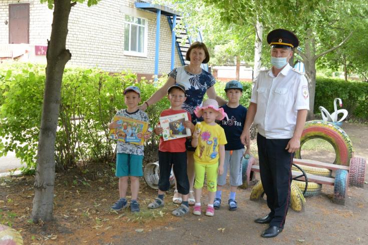 Сотрудники ГИБДД пришли в гости в детский сад.