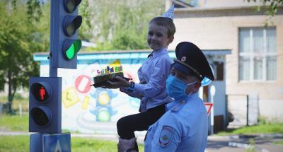 Кировские автоинспекторы организовали образовательные площадки безопасности в День рождения светофора