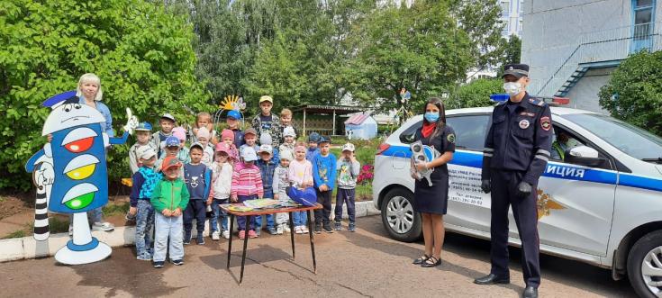 Автоинспекторы и ЮИДовцы поздравили жителей Татарстана с Международным днем светофора