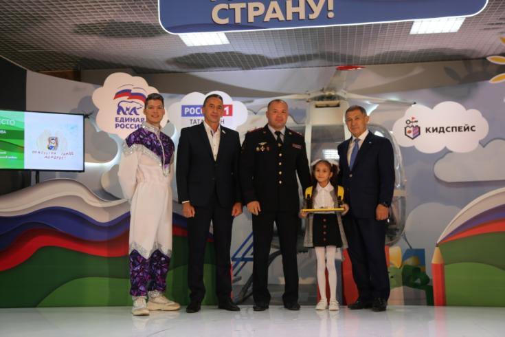 Главный госавтоинспектор Татарстана наградил призеров республиканского конкурса «Дети рисуют страну»