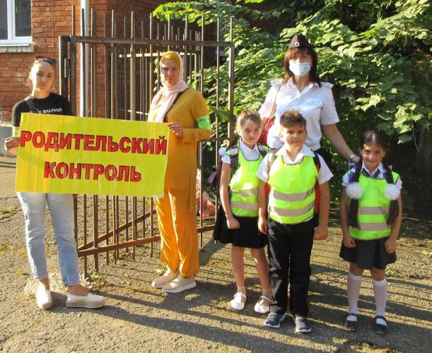 Представители общественности Адыгеи проверяет использование световозвращающих жилетов школьниками