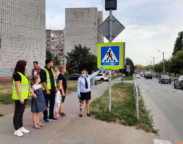 В Липецке автоинспекторы, волонтеры и родители дежурили на переходе возле школы