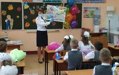 В НОВОСИБИРСКОЙ ОБЛАСТИ СОТРУДНИКИ ГИБДД ПРОВЕЛИ СО ШКОЛЬНИКАМИ ПЯТИМИНУТКИ ПО БЕЗОПАСНОСТИ ДОРОЖНОГО ДВИЖЕНИЯ