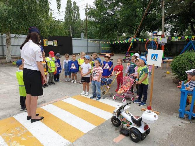 В детских садах Ставрополья проводятся комплексные практические занятия по изучению правил перехода проезжей части