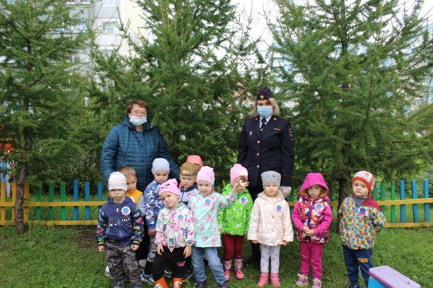 Сотрудники Госавтоинспекции Шарыповского района помогли дошкольникам стать заметнее