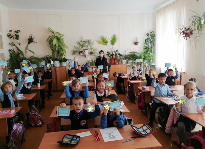 В Джидинском районе сотрудники Госавтоинспекции посвятили первоклассников в пешеходы