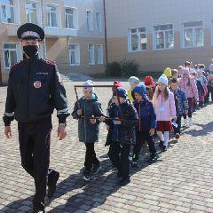 Сотрудники ГИБДД Новокузнецка провели для первоклашек акцию «Шагающий автобус»