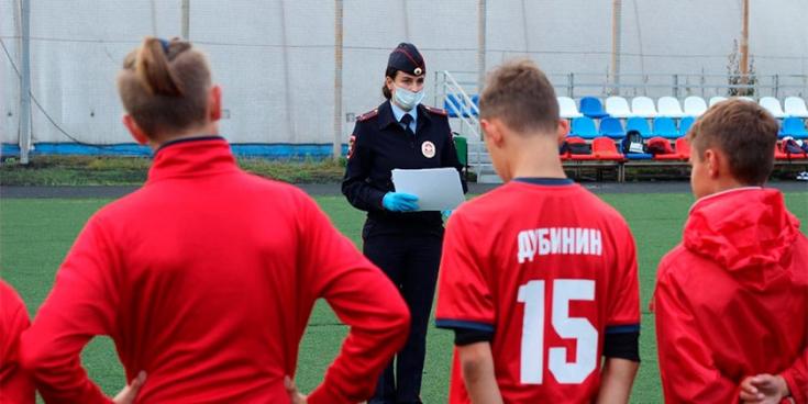 В Жуковском инспекторы ГИБДД провели беседу с юными спортсменами