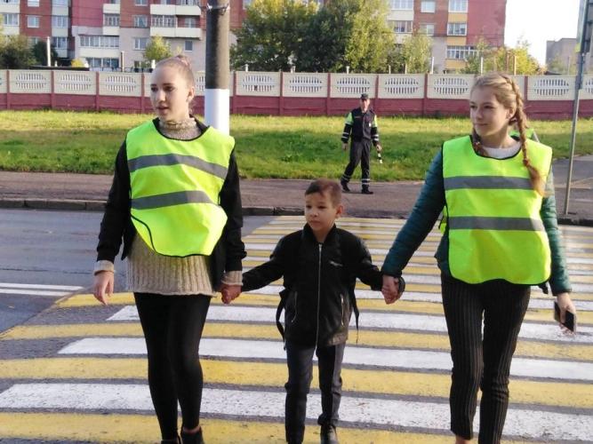 В Витебске юные инспектора движения помогали младшеклассникам переходить дорогу перед школой