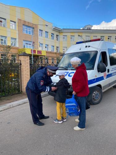 Автоинспекторы Бурятии проводят инструктажи безопасности на маршрутах движения детей к школам