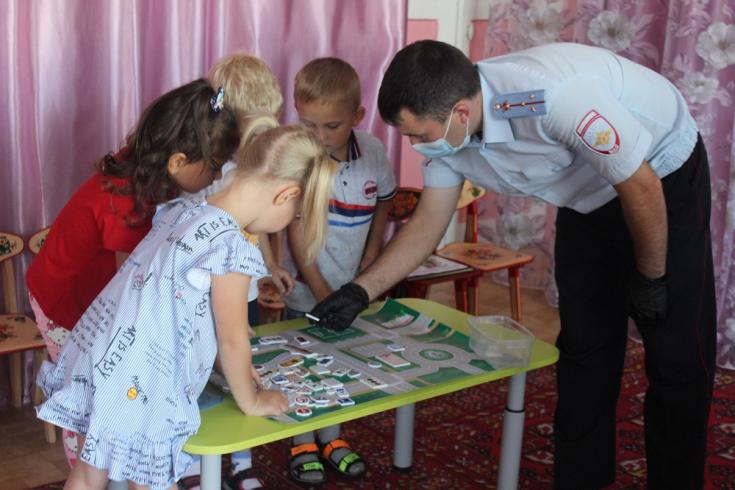 В Ленинске-Кузнецком сотрудники ГИБДД и педагоги провели для дошкольников игровую программу