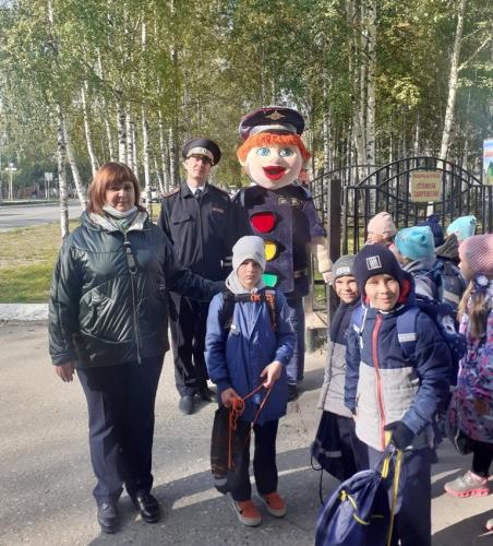 В Югре ростовые куклы помогают первоклассникам запомнить безопасный маршрут «дом – школа – дом»