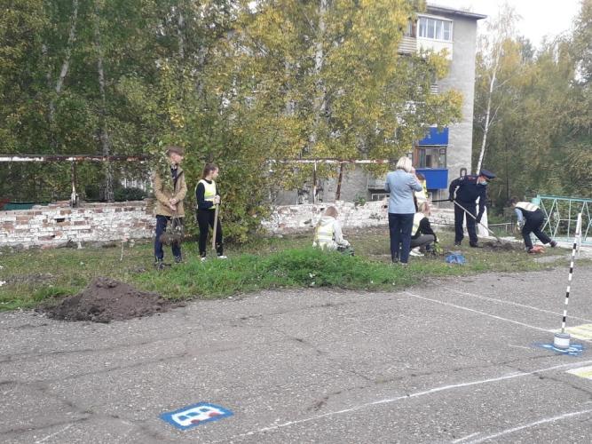В Анжеро-Судженске инспекторы ГИБДД и школьники высадили кусты сирени