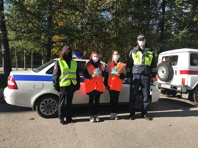 В Оленегорске автоинспекторы провели профилактическую акцию «Пешеход, засветись!»