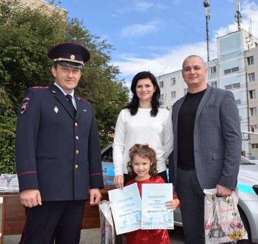 Дорожные полицейские Оренбурга провели торжественное награждение детей, победивших в онлайн конкурсе рисунков «Дорожные истории»