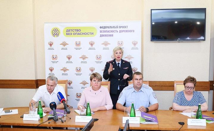 Тюменскому автомобилисту Владимиру Протасову на разводе на службу личного состава полка ДПС заместитель руководителя Госавтоинспекции региона Андрей Миллер вручил благодарность за задержание пьяного водителя, сбившего детей на перекрестке.  Владимир Прота