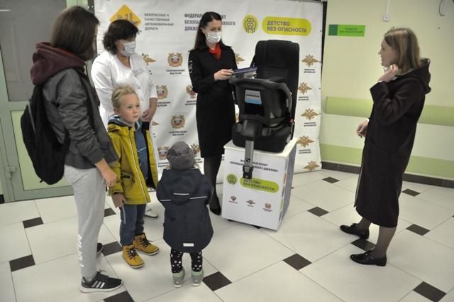 В Свердловской области во Всероссийский день безопасности пациентов в перинатальном центре прошел мастер-класс по правилам перевозки детей в автомобил