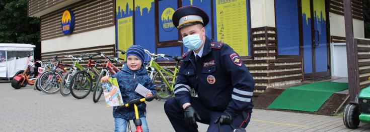 На улицах запада столицы инспекторы ГИБДД проводят беседы с юными велосипедистами