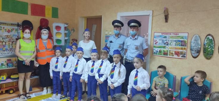 В Донской столице инспекторы ГИБДД вместе с дошколятами и их родителями провели акцию «В Ростове дороги должны быть классными и конечно безопасными!»
