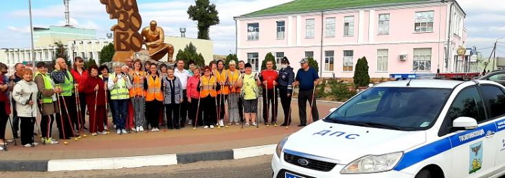 В Белгородской области любители скандинавской ходьбы популяризируют использование световозвращающих элементов