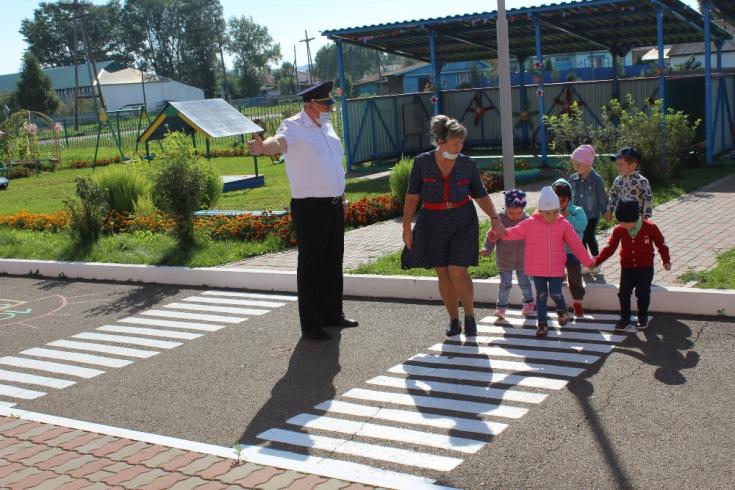 В Новоселовском районе сотрудники ГИБДД провели для дошкольников познавательное занятие