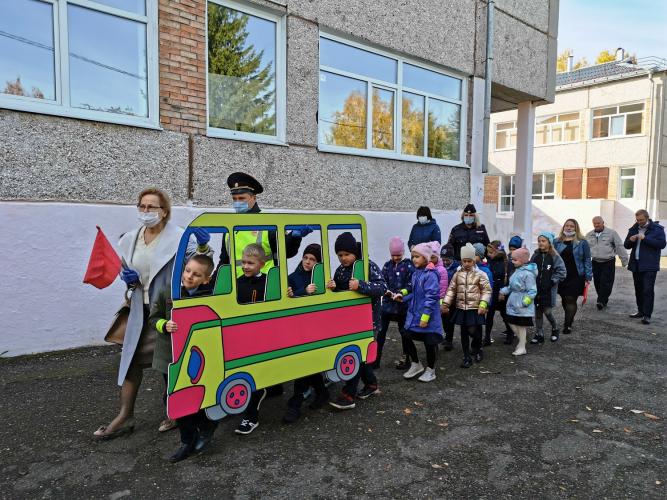 В Томске детский омбудсмен возглавила акцию ГИБДД «Шагающий автобус»