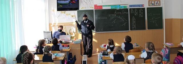 В Топках инспекторы ГИБДД и педагоги провели для первоклассников урок по дорожным Правилам