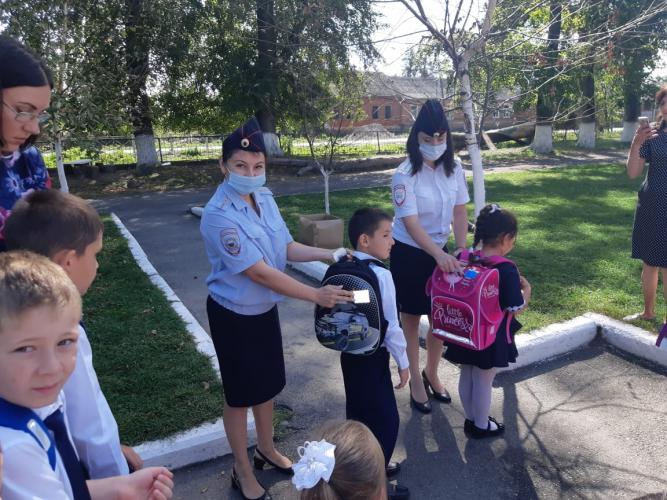 В рамках Недели безопасности сотрудники Госавтоинспекции Ардонского района проводят традиционные акции – «Посвящение первоклассников в пешеходы»