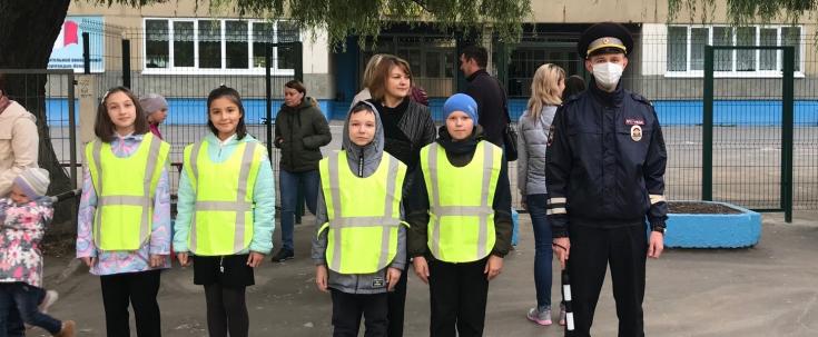 В рамках #НеделиБезопасности2020 сотрудники отделения по пропаганде БДД отдела ГИБДД УМВД России по г. Орлу совместно с отрядом юных инспекторов движения провели рейд вблизи образовательного учреждения