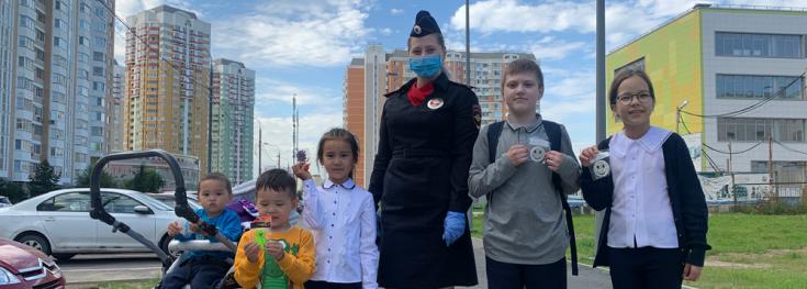 Сотрудники Госавтоинспекции Новой Москвы провели акцию «Засветись» и призвали родителей сделать более заметными своих детей