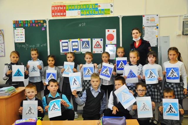 В Смоленске сотрудники ГИБДД провели для второклассников «Урок безопасности»
