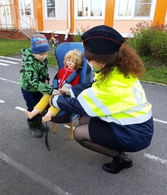 Сотрудники ГИБДД Кирилловского района на примере куклы Маши показали воспитанникам детских садов правила перевозки в автокресле