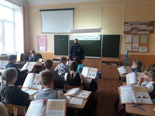 Госавтоинспекторы Смоленской области проводят для школьников «Пятиминутки безопасности»