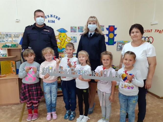 В рамках Всероссийской недели безопасности дорожного движения сотрудники Госавтоинспекции в дошкольных организациях региона проводят «уроки дорожной грамоты» и мастер-классы по изготовлению световозвращателей