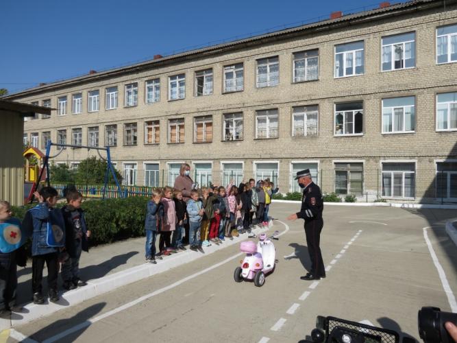 В рамках проведения Всероссийской недели дорожной безопасности юидовцы Балашова провели акцию "Мы за жизнь по правилам"