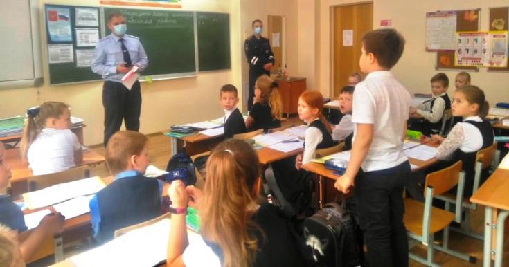 На просветительских беседах новгородские школьники изучили правила безопасности пешеходов