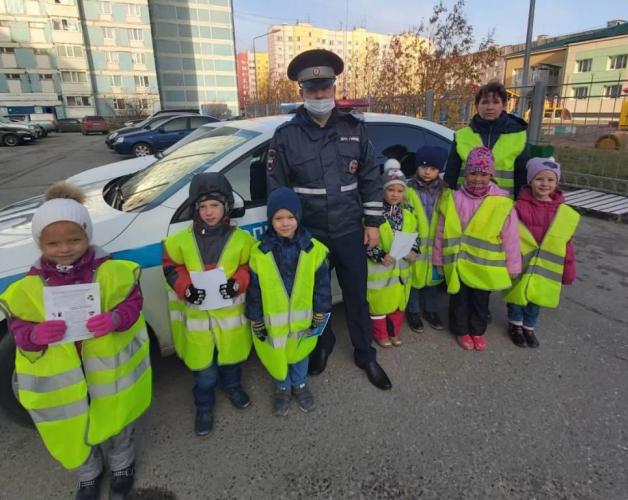 Новоуренгойские автоинспекторы призвали водителей к соблюдению правил перевозки маленьких пассажиров