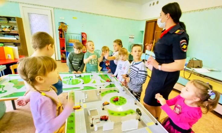 Интерактивный формат обучения дорожной науке практикуют дошкольники Новгородской области