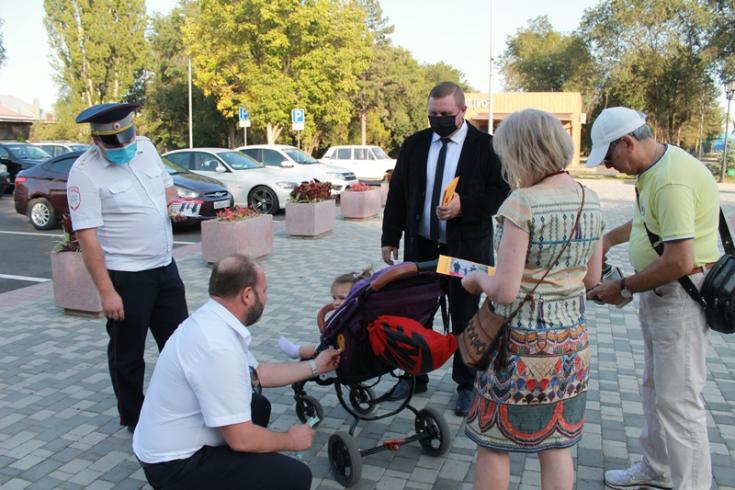 В Пятигорске в парках и скверах совет отцов организовал пункты раздачи световозвращающих элементов