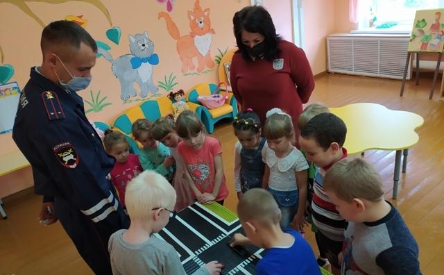 В Свердловской области сотрудники ГИБДД с помощью настольного макета перекрестка помогли детям освоить алгоритм безопасного перехода проезжей части