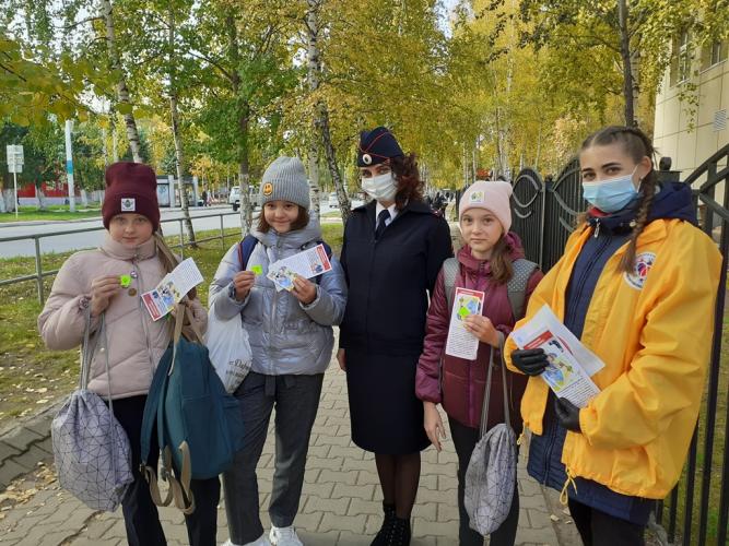 Госавтоинспекторы Югры совместно с волонтерами и представителями общественности призвали пешеходов «засветиться»