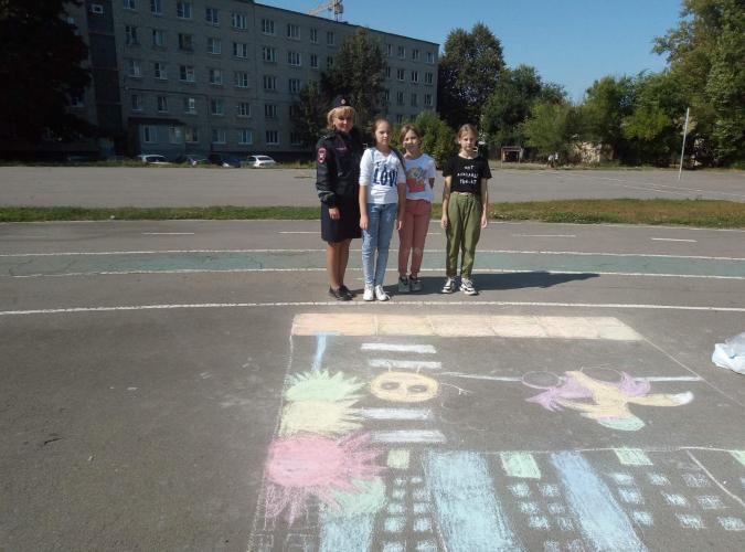 Сотрудники курской Госавтоинспекции провели конкурс рисунков на асфальте «Дорожные приключения»