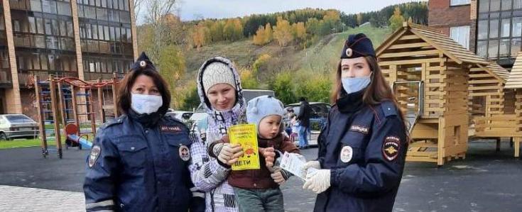 В Новосибирске сотрудники ГИБДД вместе с инспекторами ПДН проводят мероприятия «Безопасный двор»
